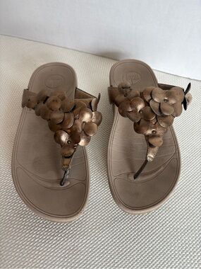 Fitflop Size 7 Copper Gold Flower Sandals Comfort Feminine Metallic Resort Wear